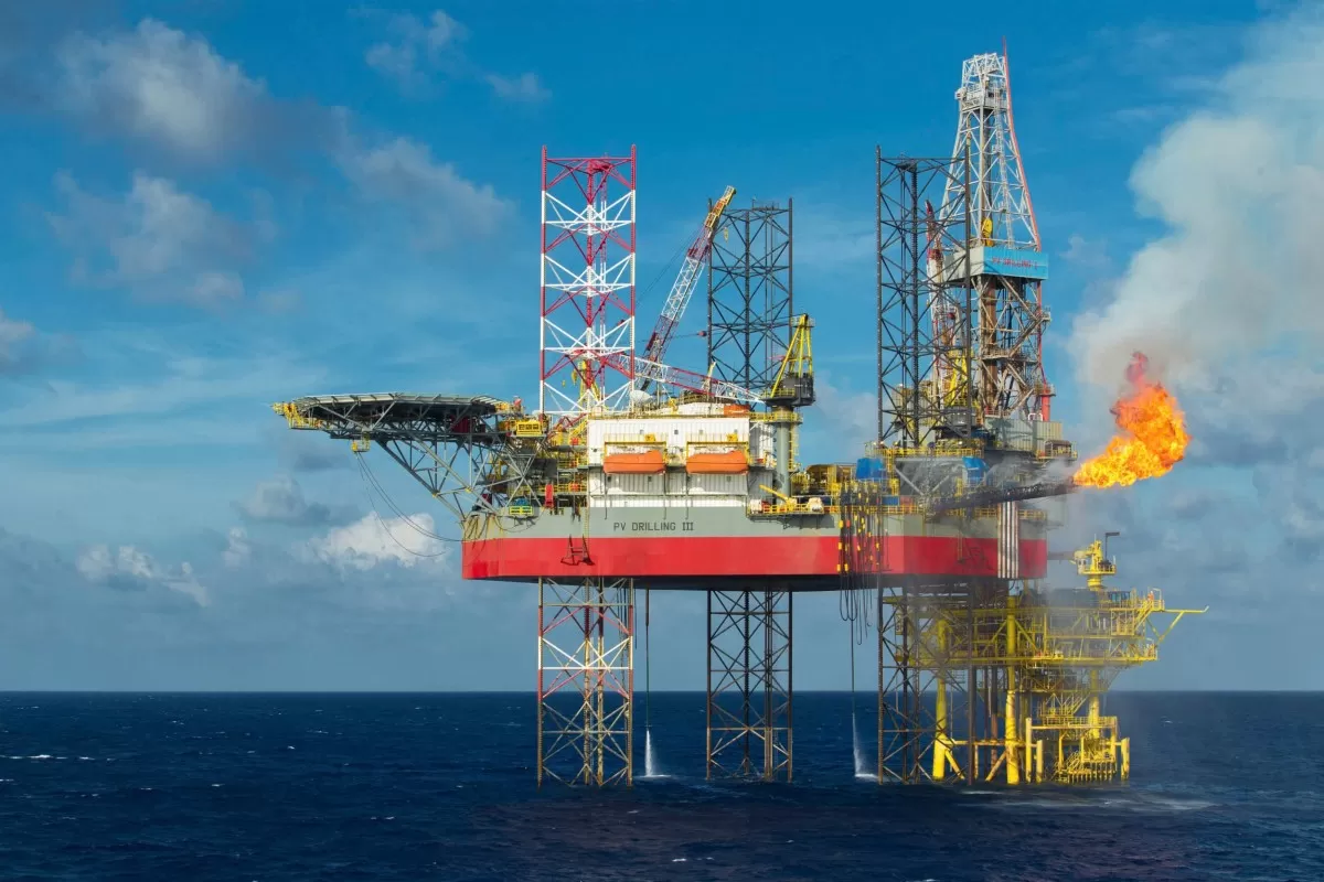 Giàn khoan đất liền, giàn khoan tự nâng và các thiết bị đi kèm